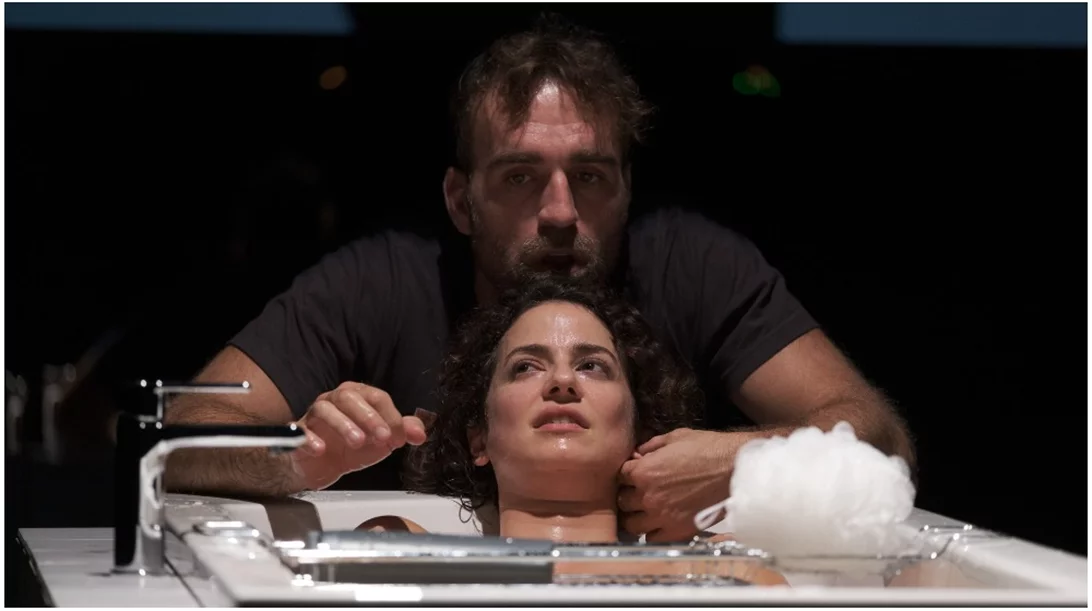 «Πόσο κοστίζει να ζεις;»: Οι πρώτες αποκλειστικές φωτογραφίες της παράστασης 